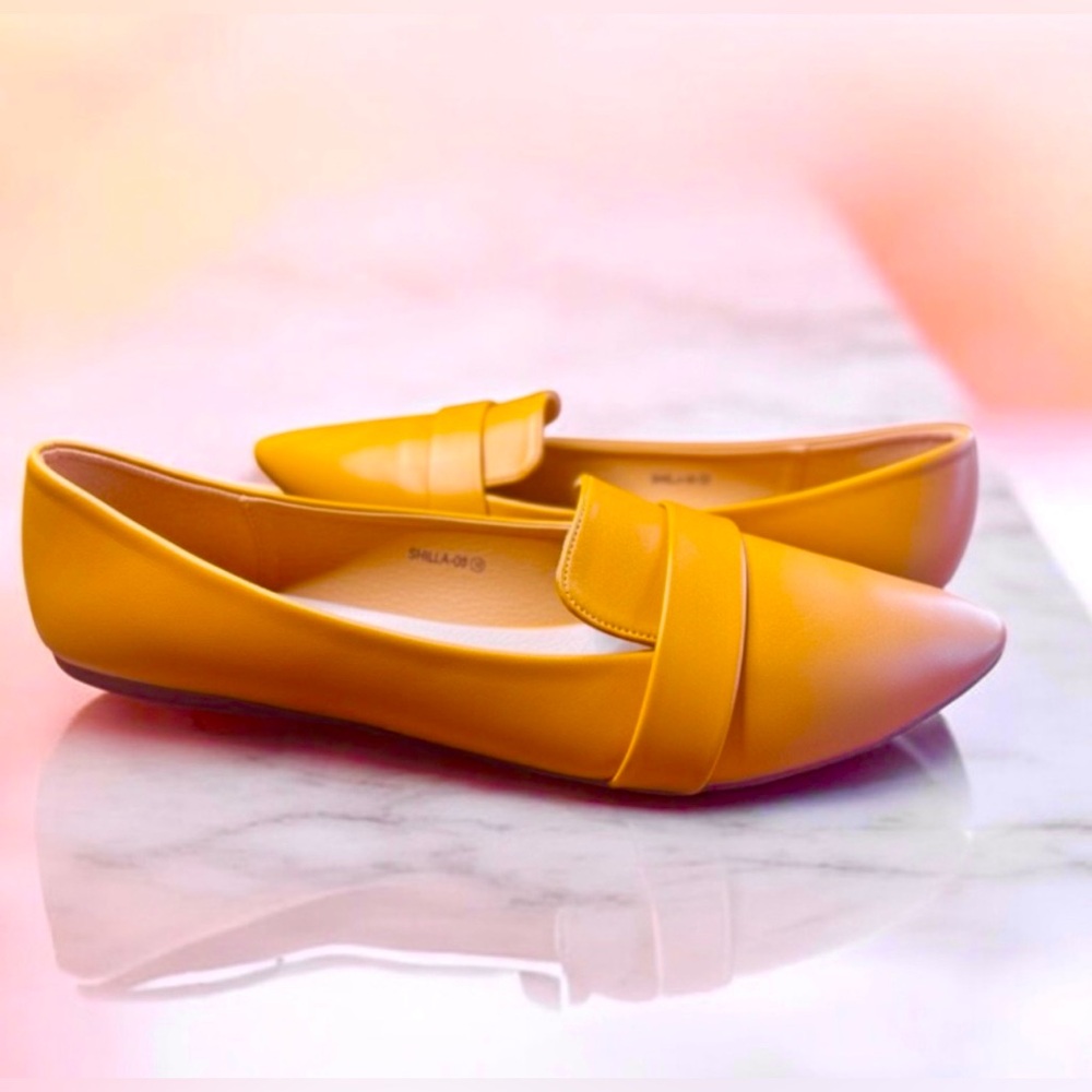 Refresh Shilla Gold Pointed Toe Loafers Size 9 Fits 8.5 Minimalist Flats
